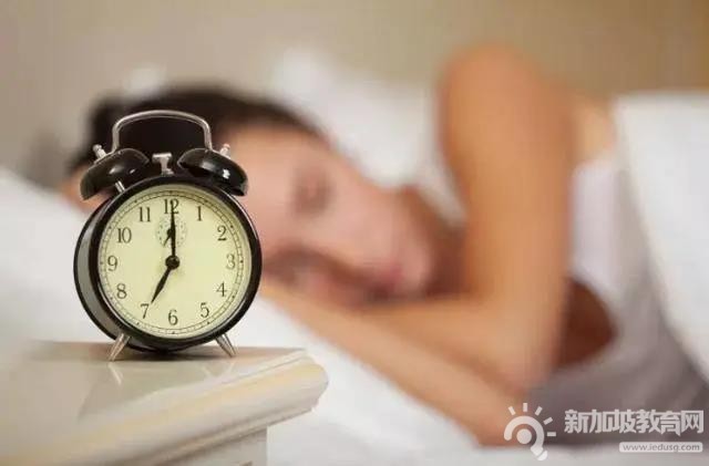 新加坡孩子睡眠不足，教育部计划推迟上课时间保障学生睡眠