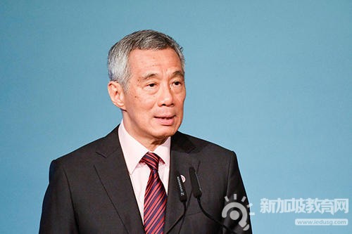 李显龙接种新冠疫苗，身先士卒鼓舞人民