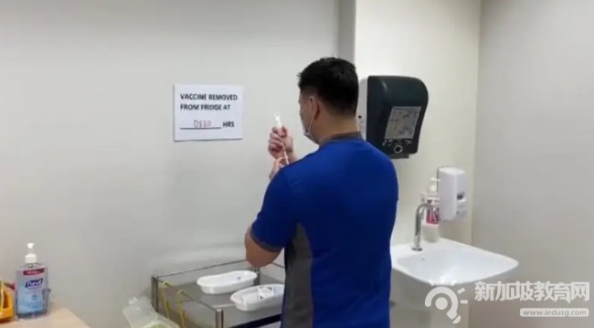40名国家传染病中心的前线医护人员接种冠病疫苗，成为新加坡首批疫苗接种人员