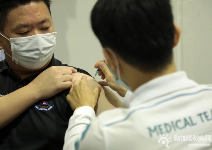 由前线80医疗人员开始 新加坡内政团队千人陆续接种疫苗